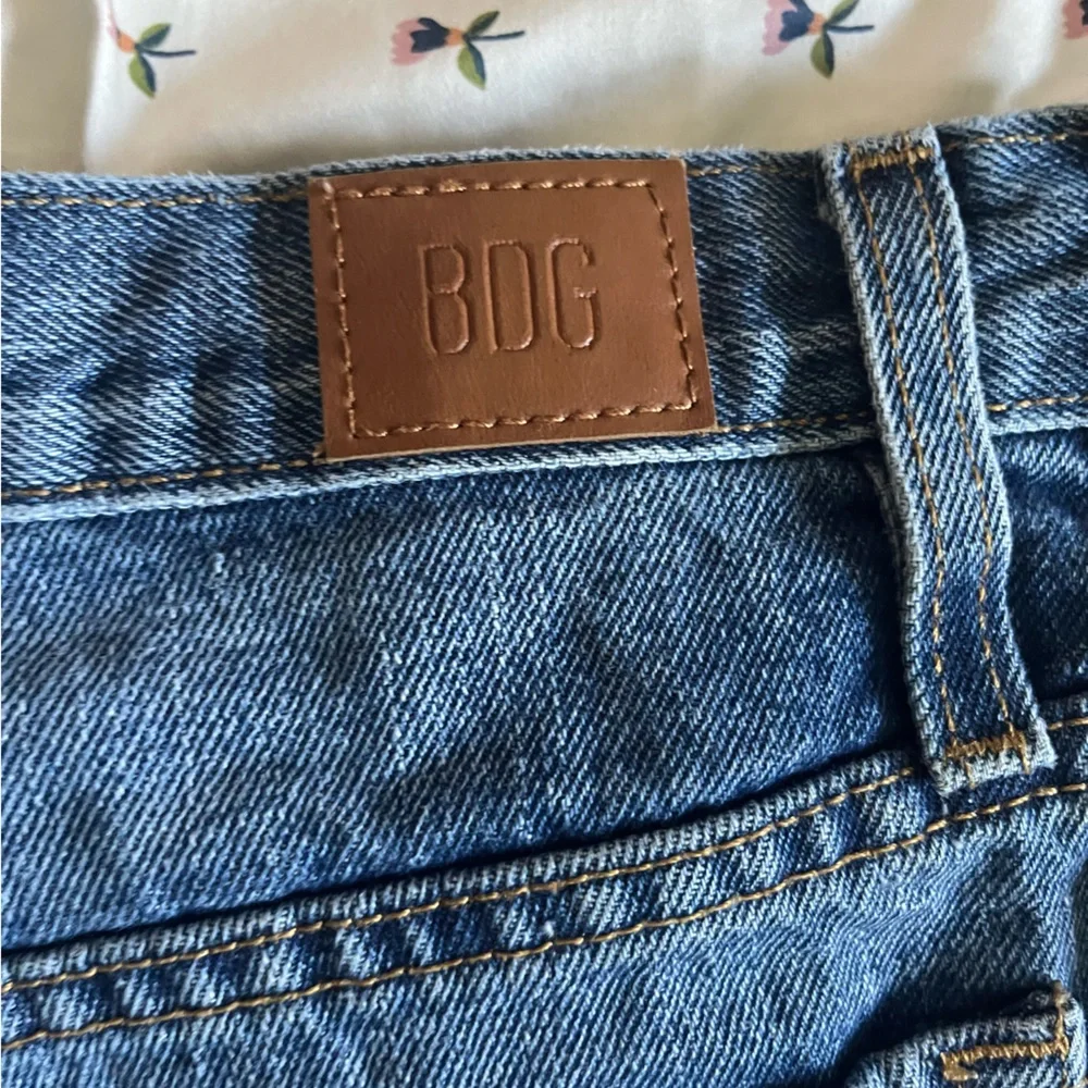 BDG Mom High-Rise Jean Short - Picture 4 of 5